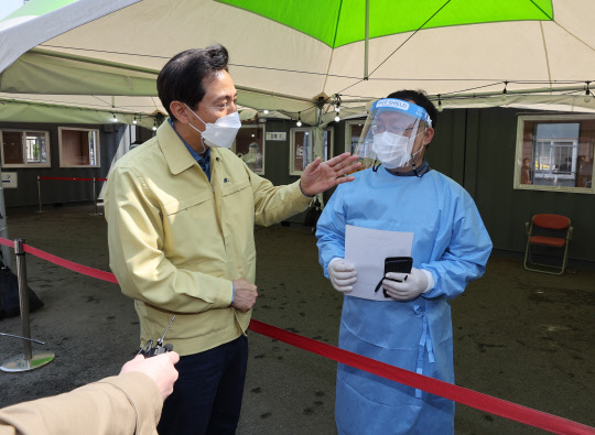 오세훈 서울시장이 10일 오전 서울역 광장에 설치된 중구 임시선별검사소를 방문해 관계자들과 대화하고 있다. <연합뉴스>